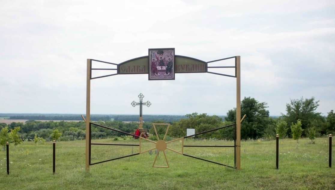 Поклонный крест на братской могиле воинов, погибших в годы Гражданской войны (1918 г.)  